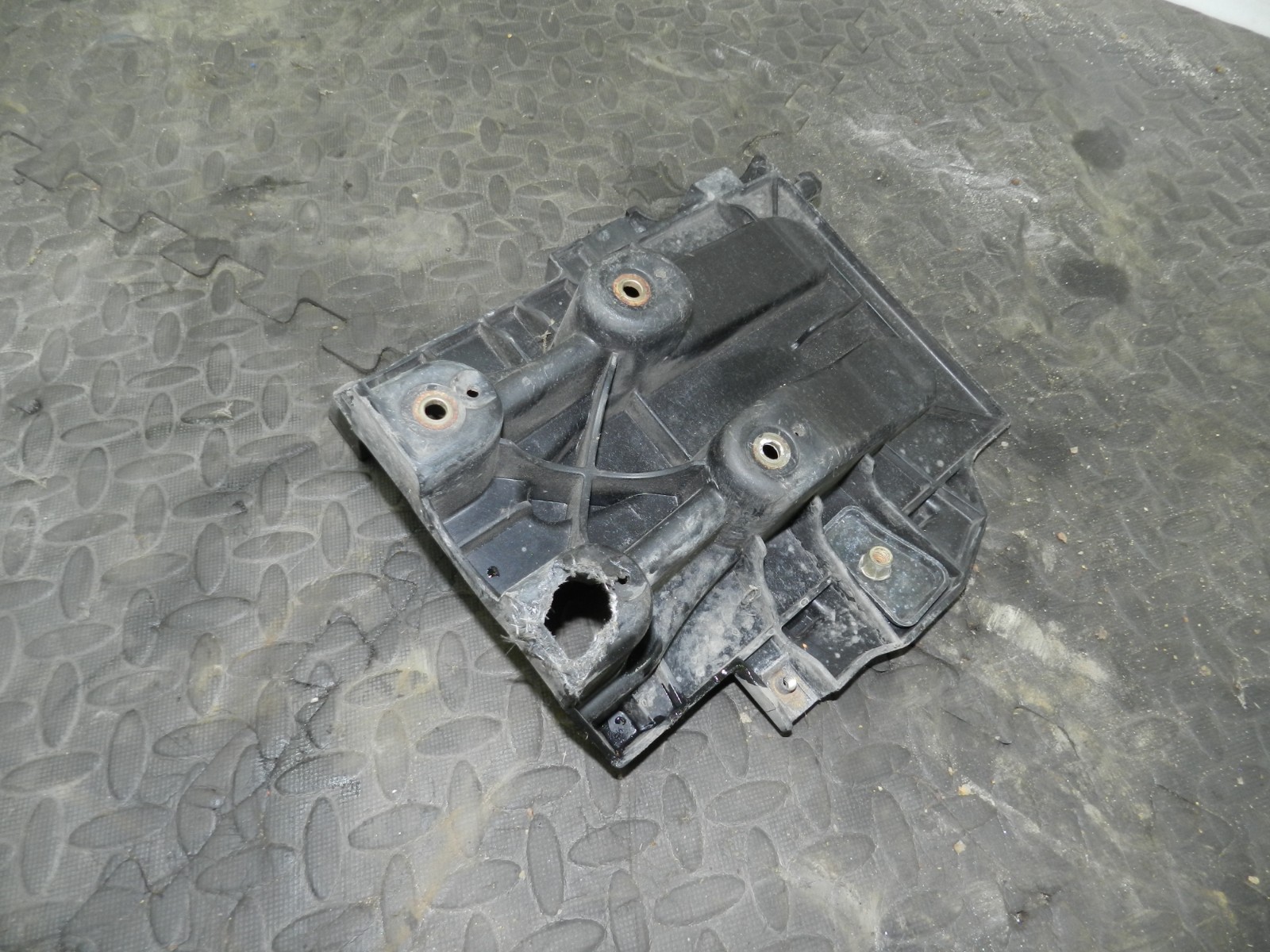 (160) 2000 AUDI TT QUATTRO 8N. BATTERY TRAY BROKEN