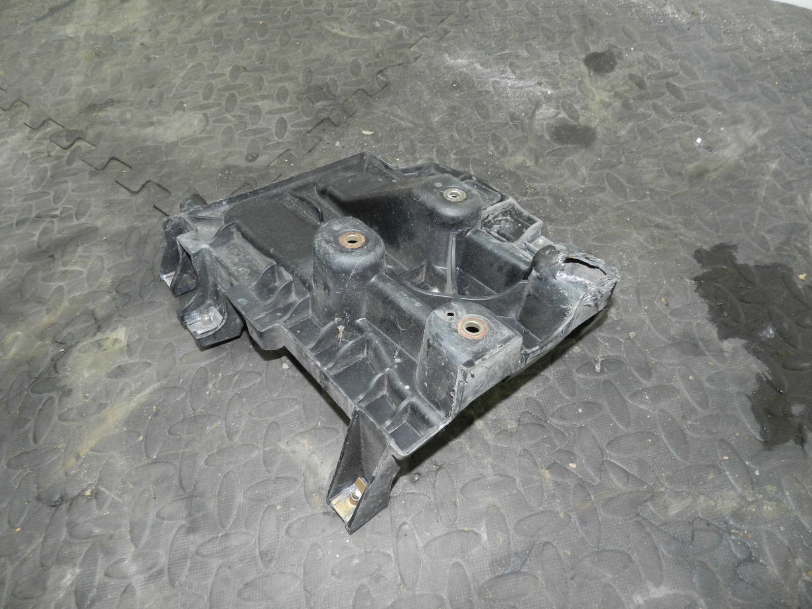 (160) 2000 AUDI TT QUATTRO 8N. BATTERY TRAY BROKEN - Image 2