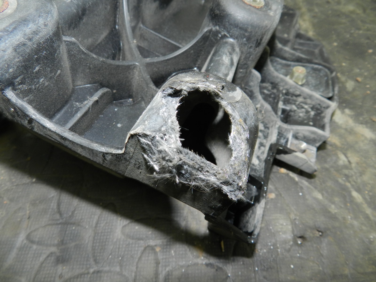 (160) 2000 AUDI TT QUATTRO 8N. BATTERY TRAY BROKEN - Image 3