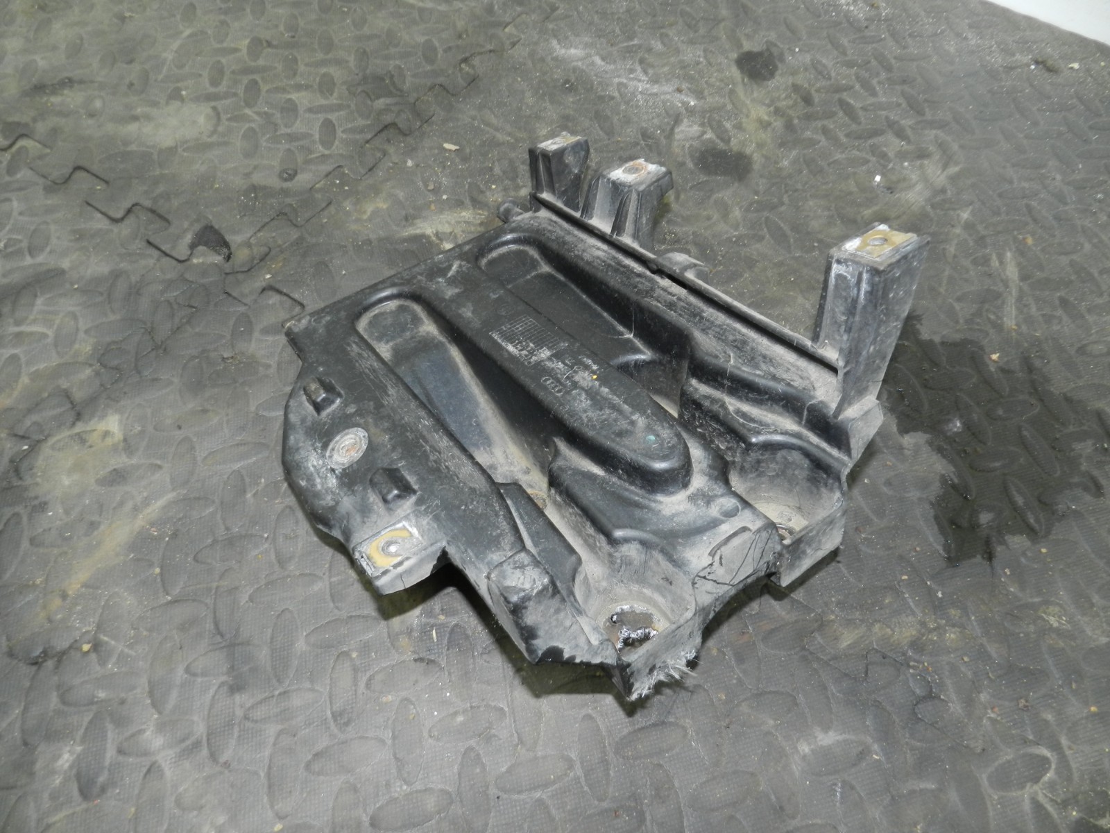 (160) 2000 AUDI TT QUATTRO 8N. BATTERY TRAY BROKEN - Image 4