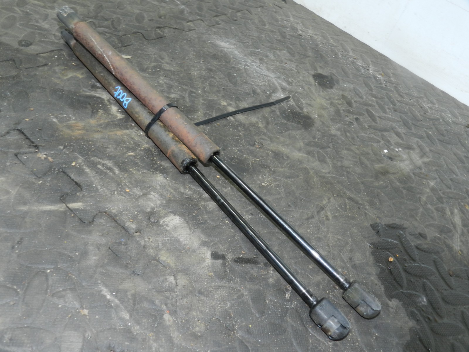 (160) 2000 AUDI TT QUATTRO 8N. BOOT LID TAILGATE GAS STRUTS - Image 2