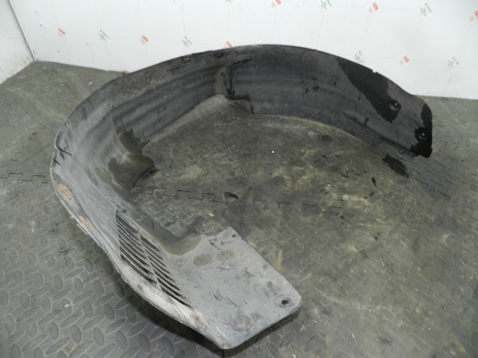 (160) 2000 AUDI TT QUATTRO 8N. DRIVER SIDE FRONT INNER WHEEL ARCH LINER - Image 2