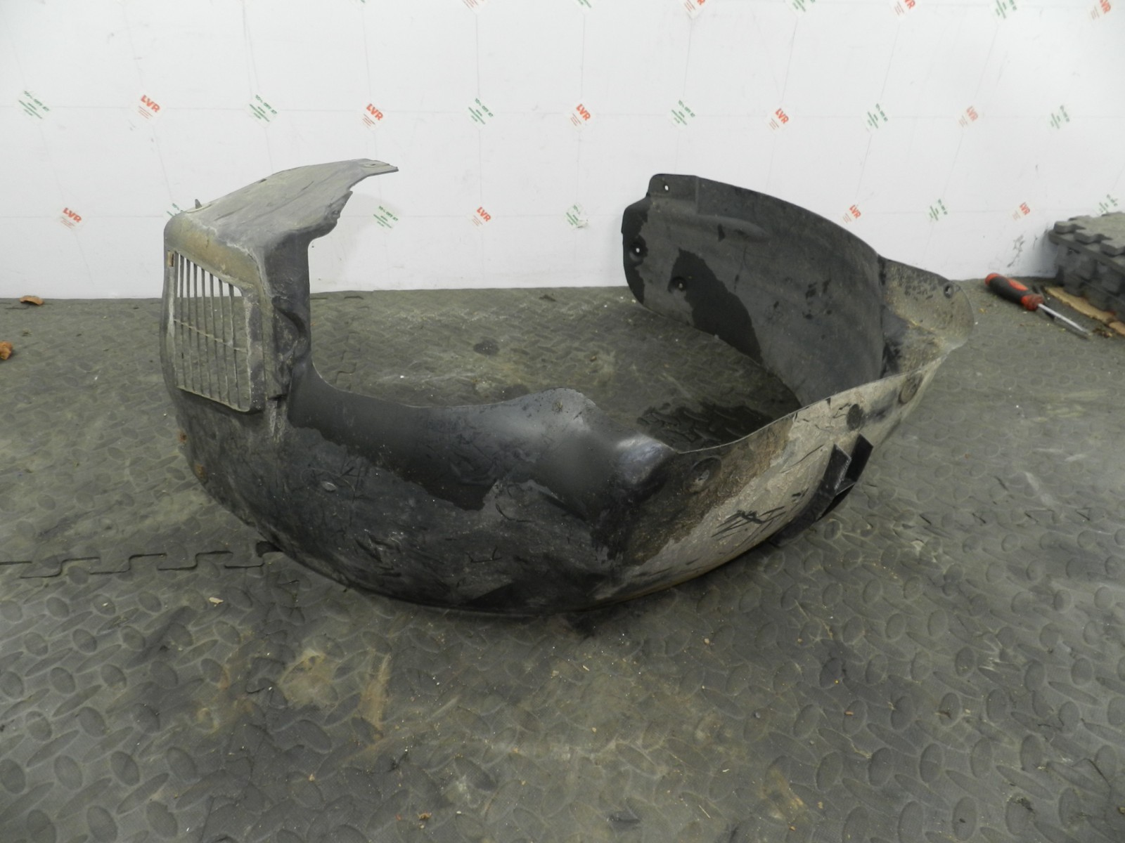 (160) 2000 AUDI TT QUATTRO 8N. DRIVER SIDE FRONT INNER WHEEL ARCH LINER - Image 4