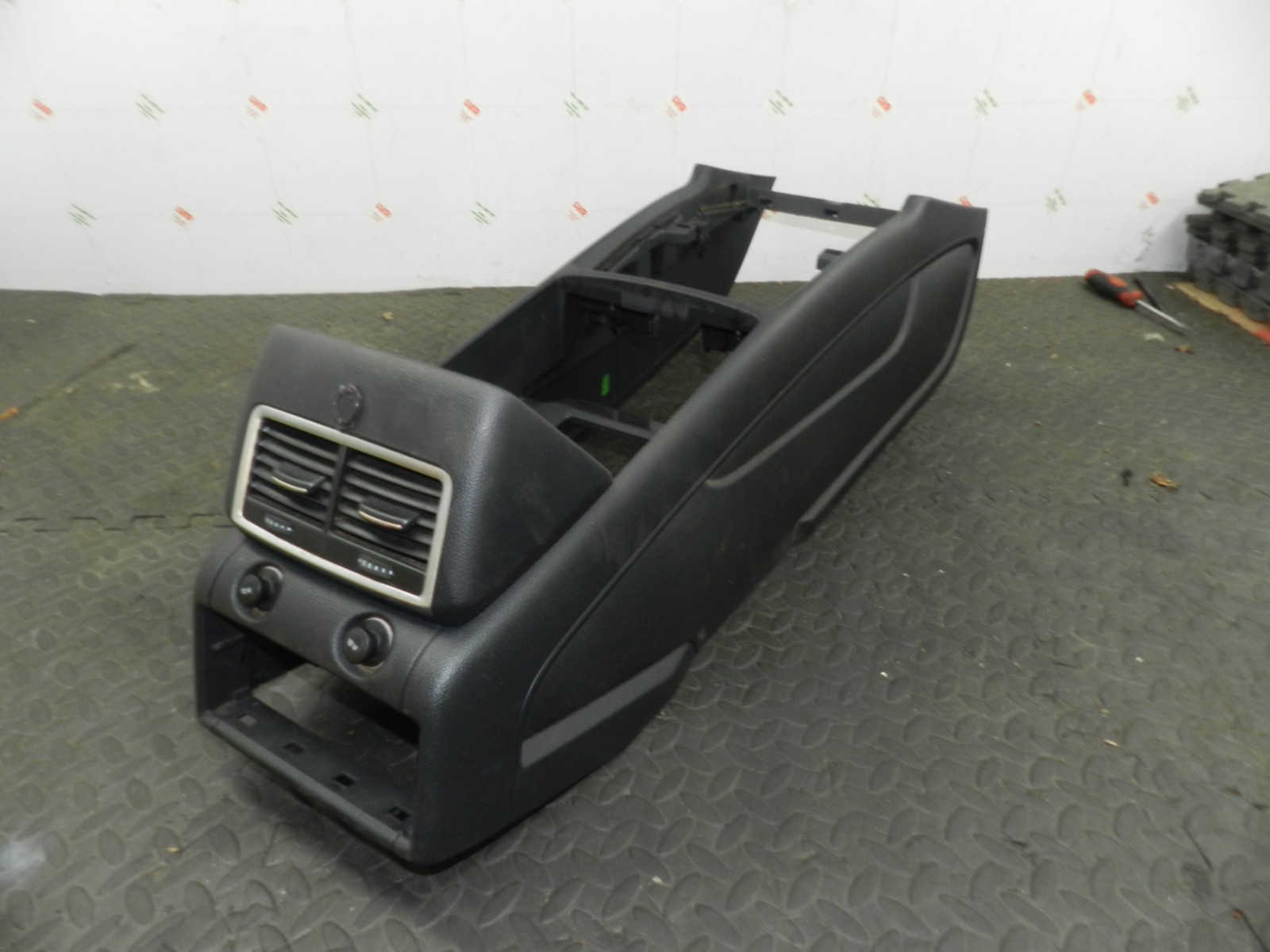 159. 2010 AUDI Q7 S LINE. CENTRE CONSOLE FRAME