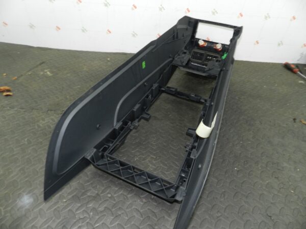 159. 2010 AUDI Q7 S LINE. CENTRE CONSOLE FRAME - Image 4