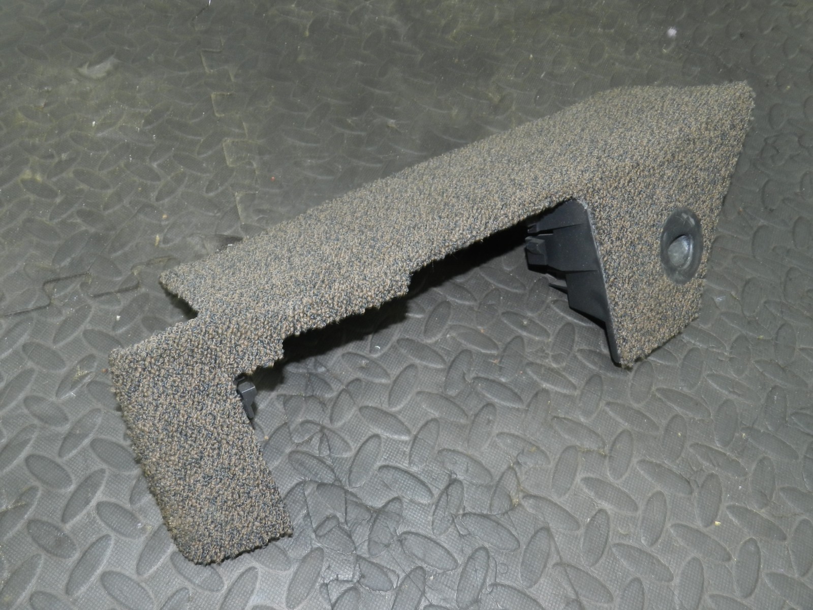159. 2010 AUDI Q7 S LINE. DRIVER SIDE FRONT SEAT CARPET TRIM