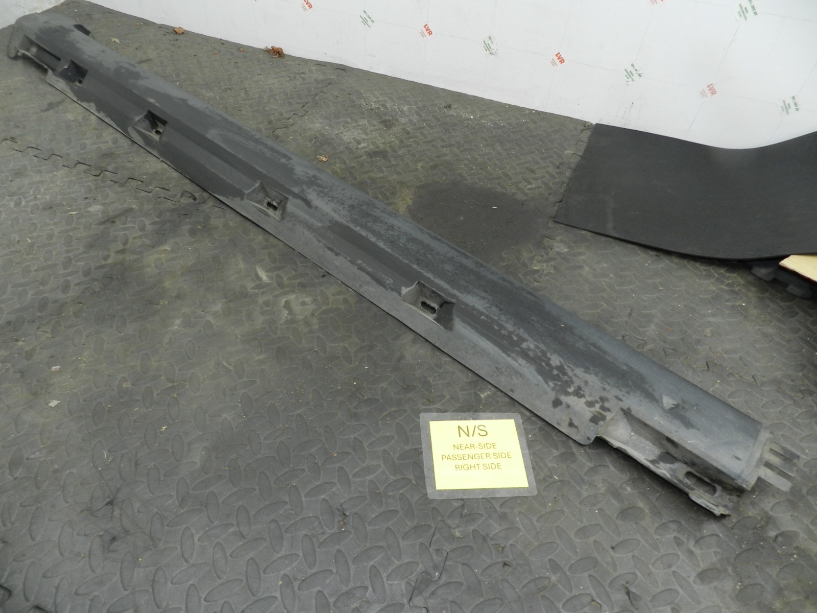 161, 2008 VOLKSWAGEN PASSAT B6 ESTATE. PASSENGER SIDE SILL SKIRT TRIM