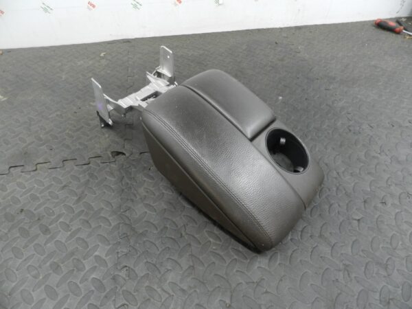 159. 2010 AUDI Q7 S LINE. BROWN LEATHER ARM REST