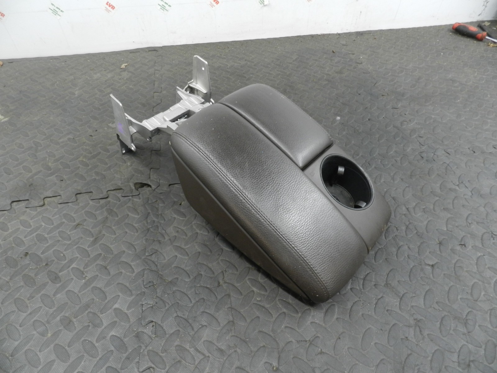 159. 2010 AUDI Q7 S LINE. BROWN LEATHER ARM REST