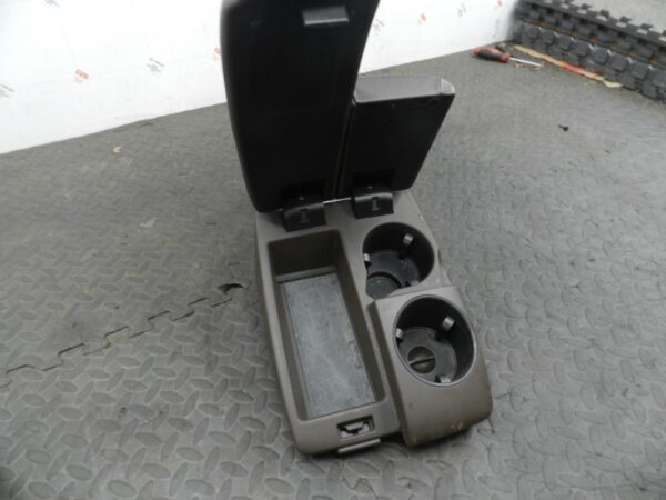 159. 2010 AUDI Q7 S LINE. BROWN LEATHER ARM REST - Image 3