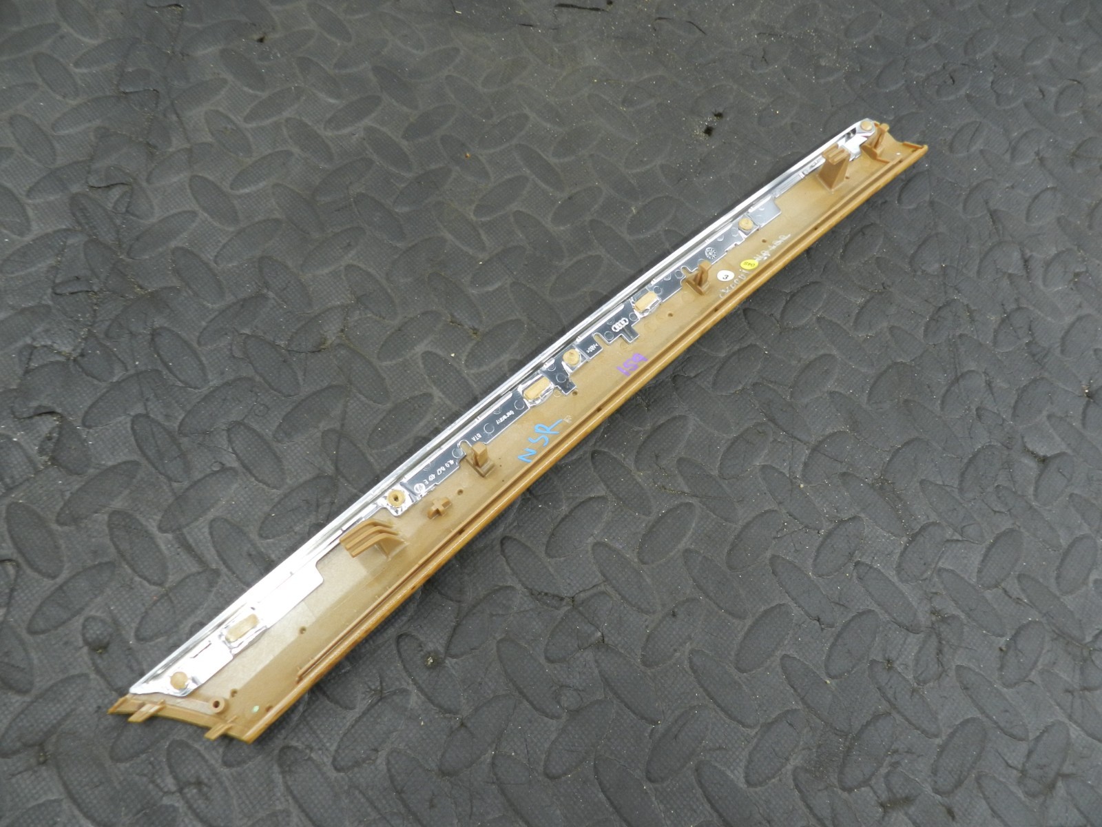 159. 2010 AUDI Q7 S LINE. PASSENGER SIDE REAR DOOR CARD WOOD TRIM - Image 2