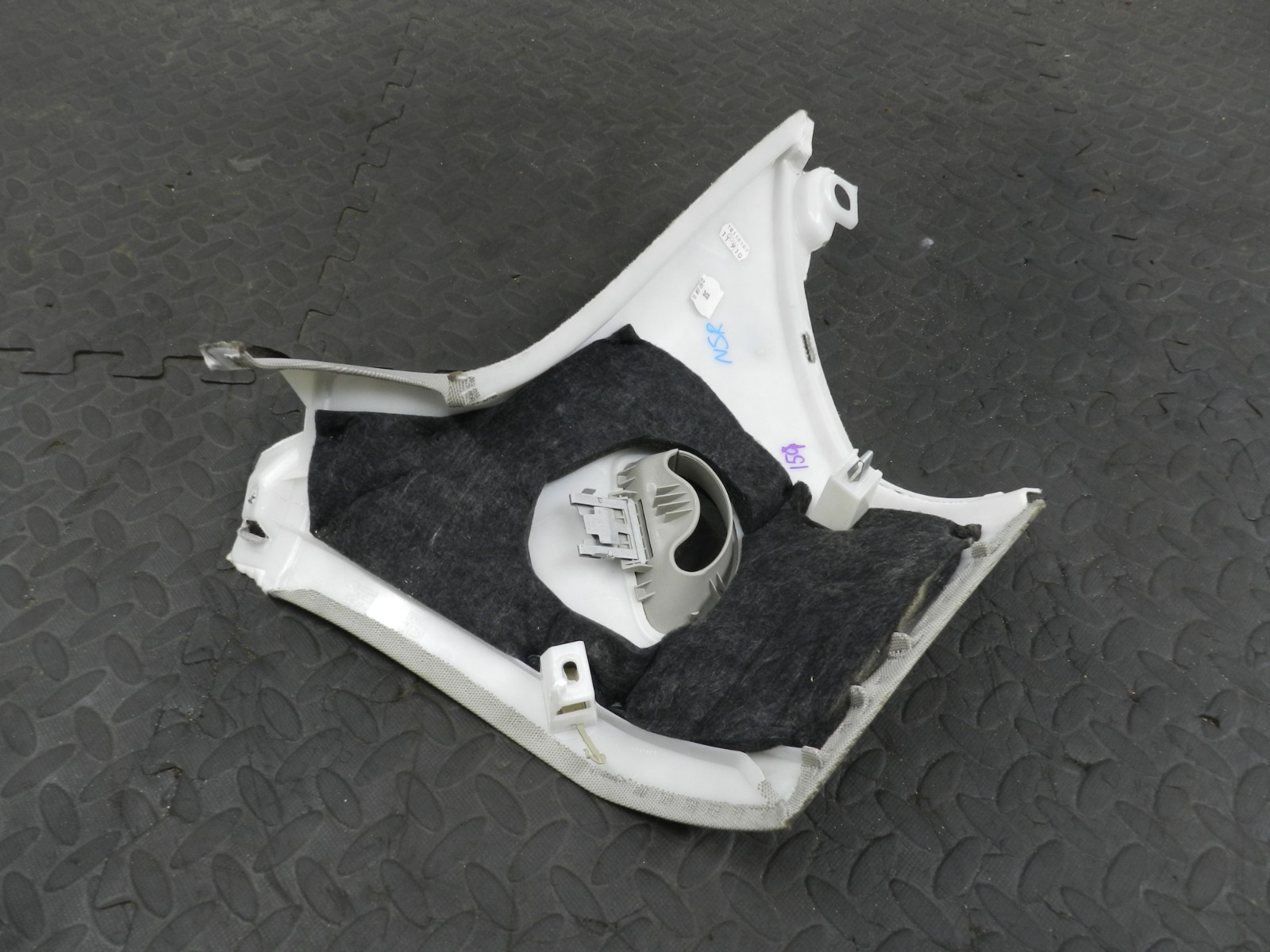 159. 2010 AUDI Q7 S LINE. PASSENGER SIDE REAR D PILLAR TRIM - Image 3