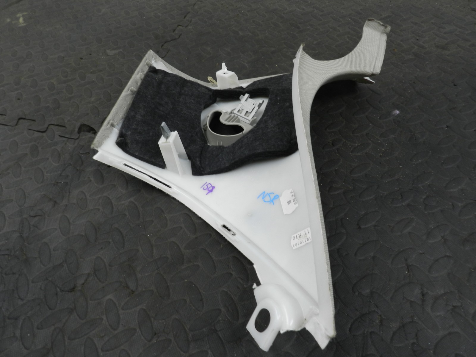 159. 2010 AUDI Q7 S LINE. PASSENGER SIDE REAR D PILLAR TRIM - Image 4