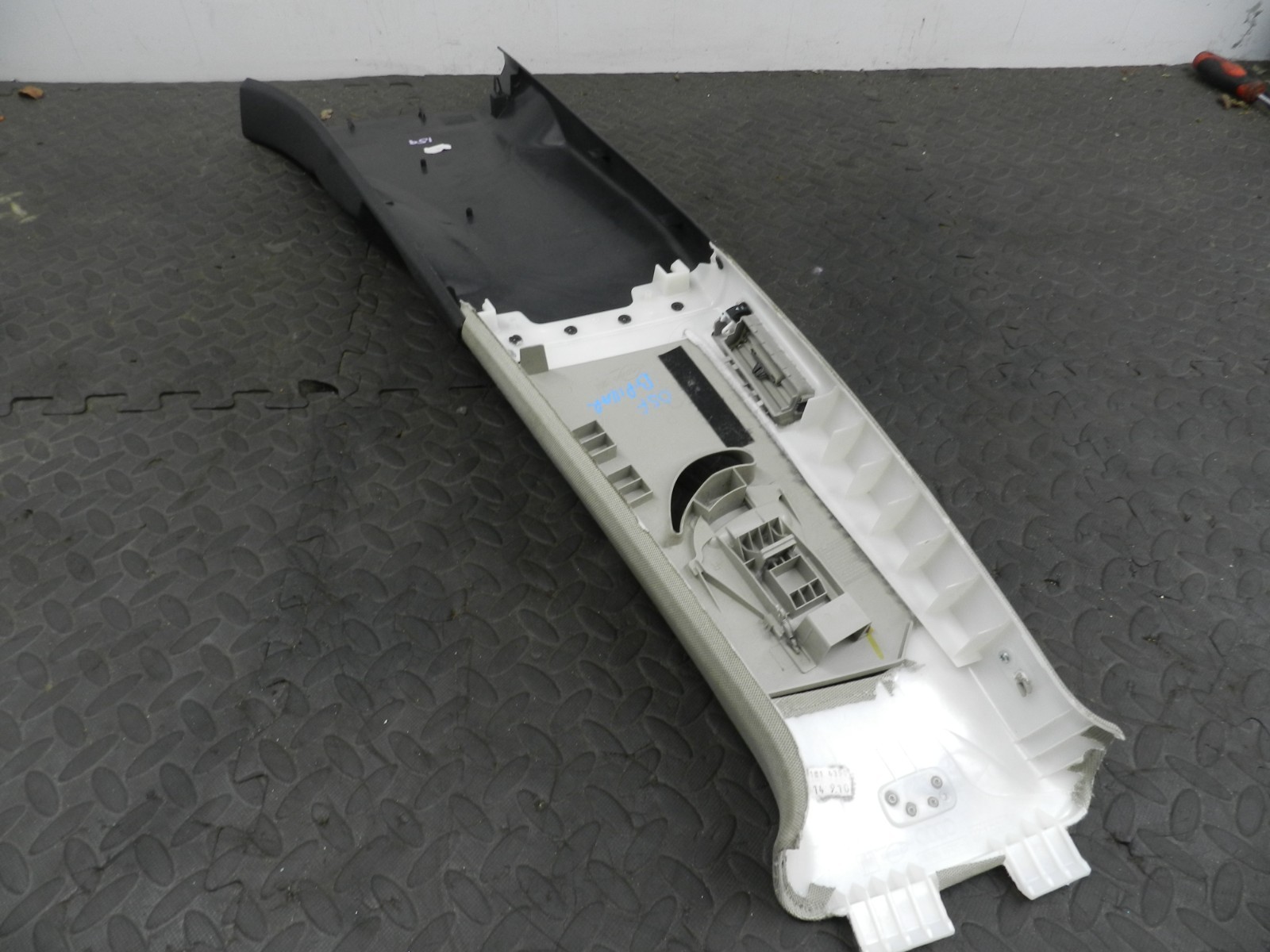 159. 2010 AUDI Q7 S LINE. DRIVER SIDE B PILLAR TRIM - Image 3