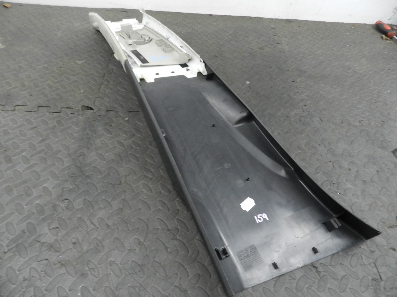 159. 2010 AUDI Q7 S LINE. DRIVER SIDE B PILLAR TRIM - Image 4