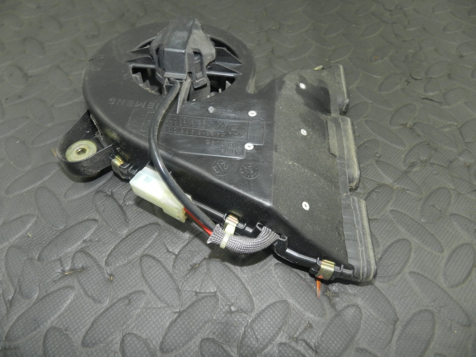 157. 1997 BMW 323I E36 CONVERTIBLE. REAR WINDOW VENTILATION DEFROST BLOWER MOTOR - Image 3