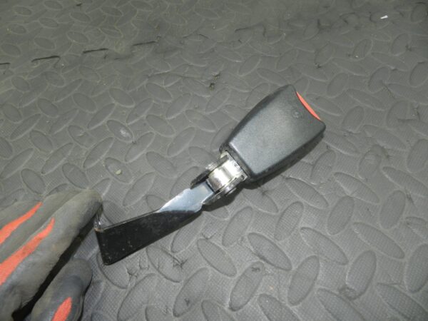 157. 1997 BMW 323I E36 CONVERTIBLE. REAR SEAT BELT BUCKLE 8119127