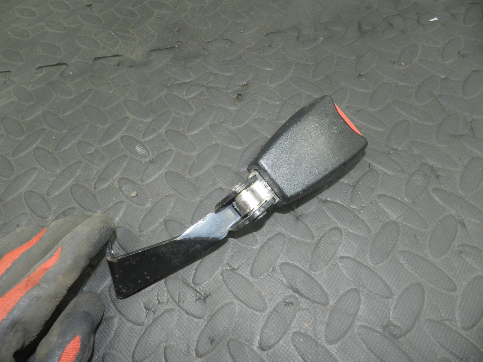157. 1997 BMW 323I E36 CONVERTIBLE. REAR SEAT BELT BUCKLE 8119127