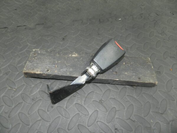157. 1997 BMW 323I E36 CONVERTIBLE. REAR SEAT BELT BUCKLE 8119127 - Image 2