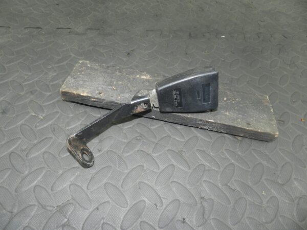 157. 1997 BMW 323I E36 CONVERTIBLE. REAR SEAT BELT BUCKLE 8119127 - Image 3