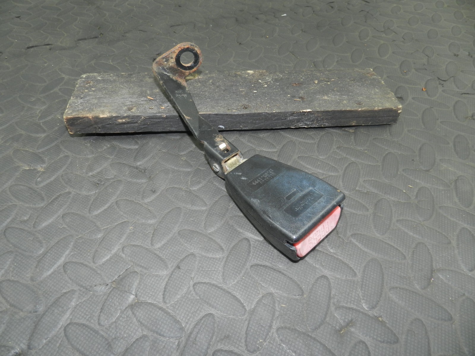 157. 1997 BMW 323I E36 CONVERTIBLE. REAR SEAT BELT BUCKLE 8119928 - Image 2