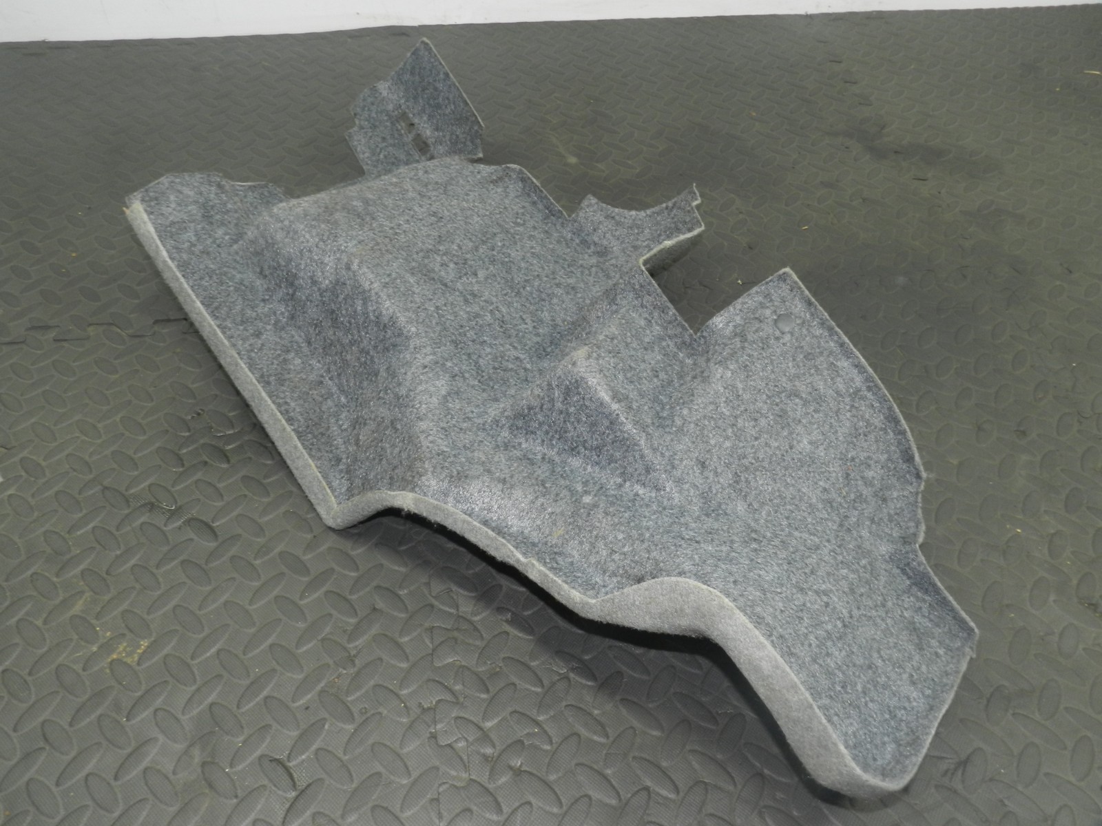 157. 1997 BMW 323I E36 CONVERTIBLE. BOOT SIDE CARPET