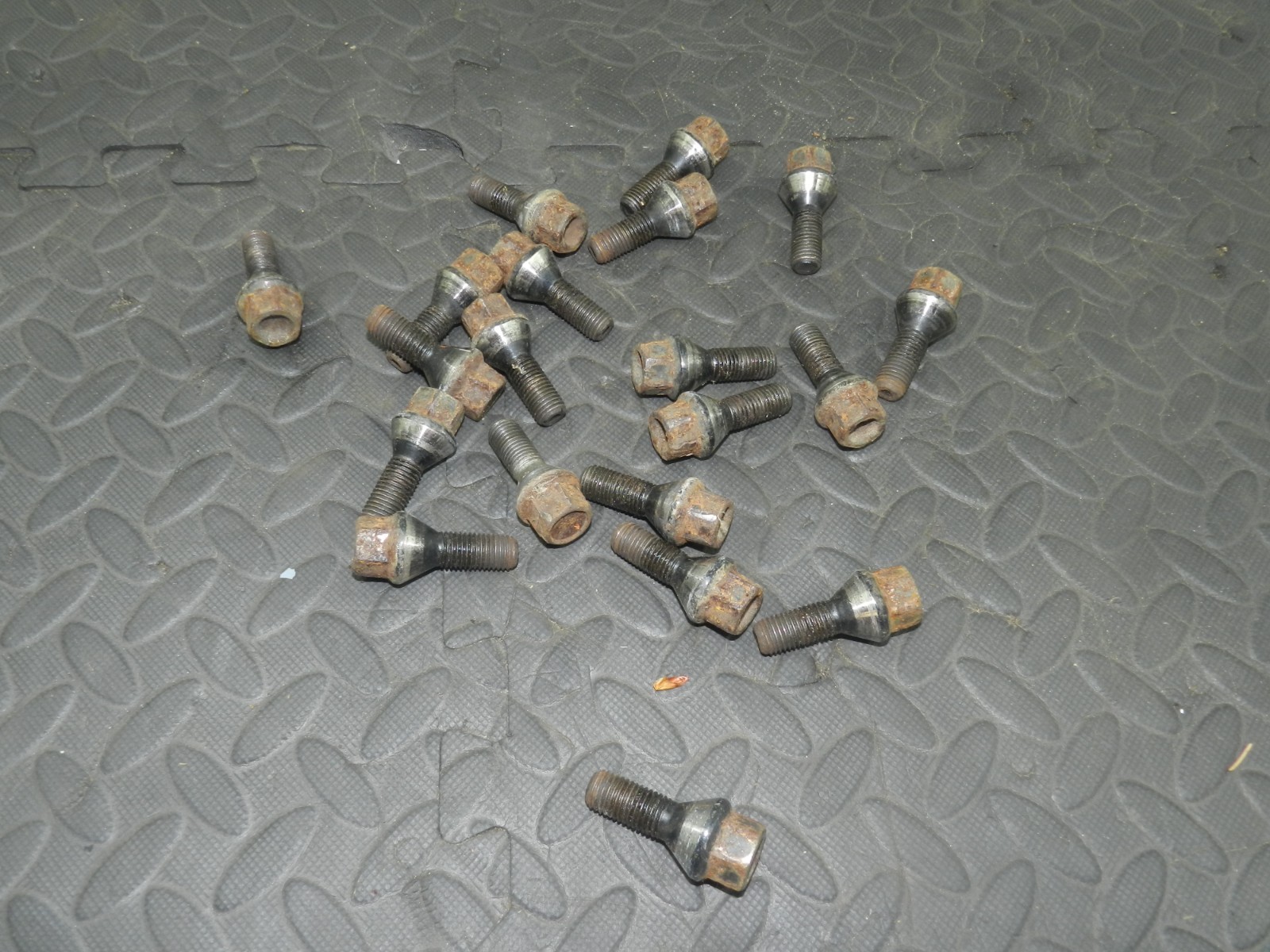 157. 1997 BMW 323I E36 CONVERTIBLE. 20x WHEEL NUTS