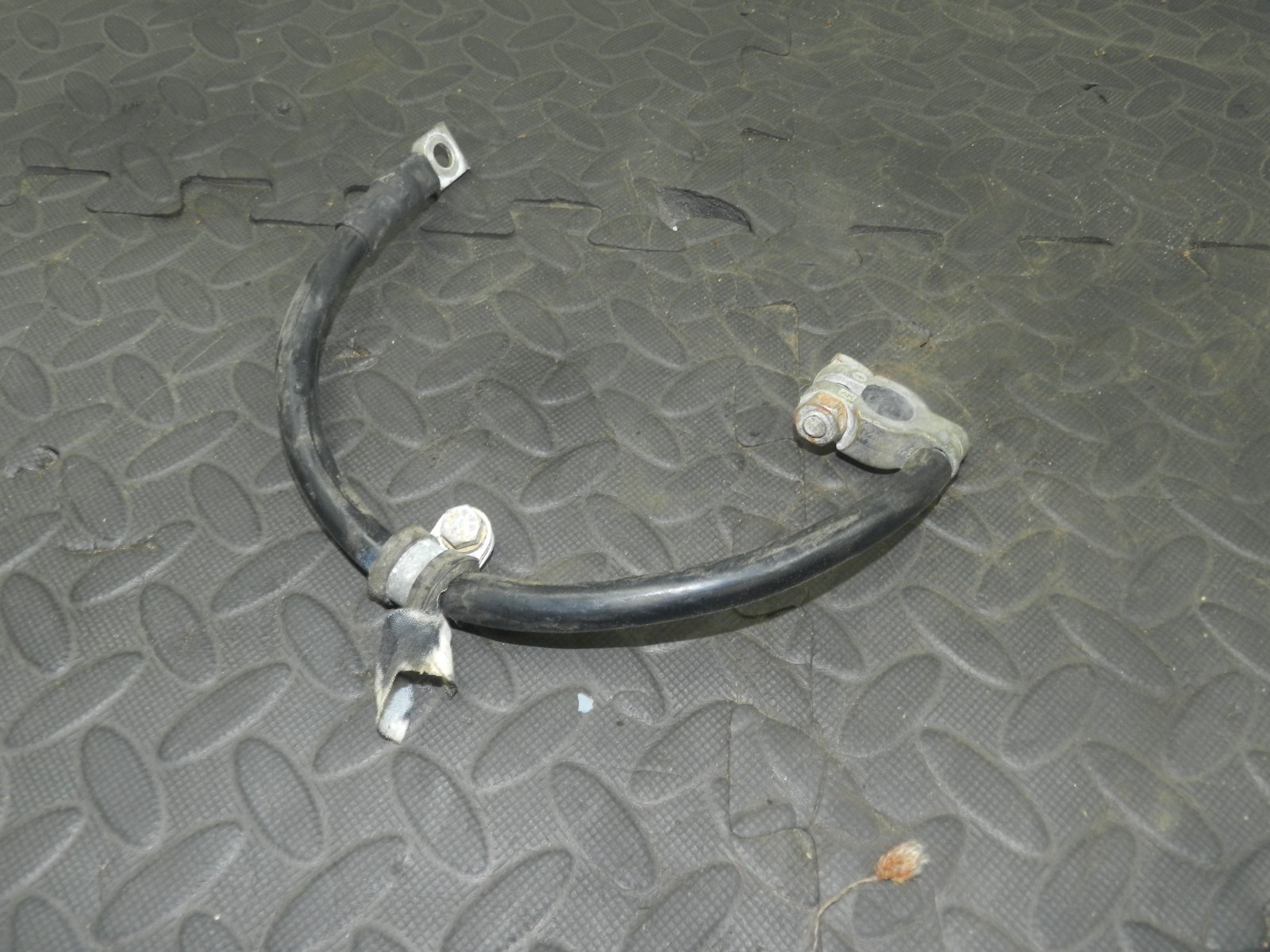 157. 1997 BMW 323I E36 CONVERTIBLE. NEGATIVE EARTH CABLE TERMINAL