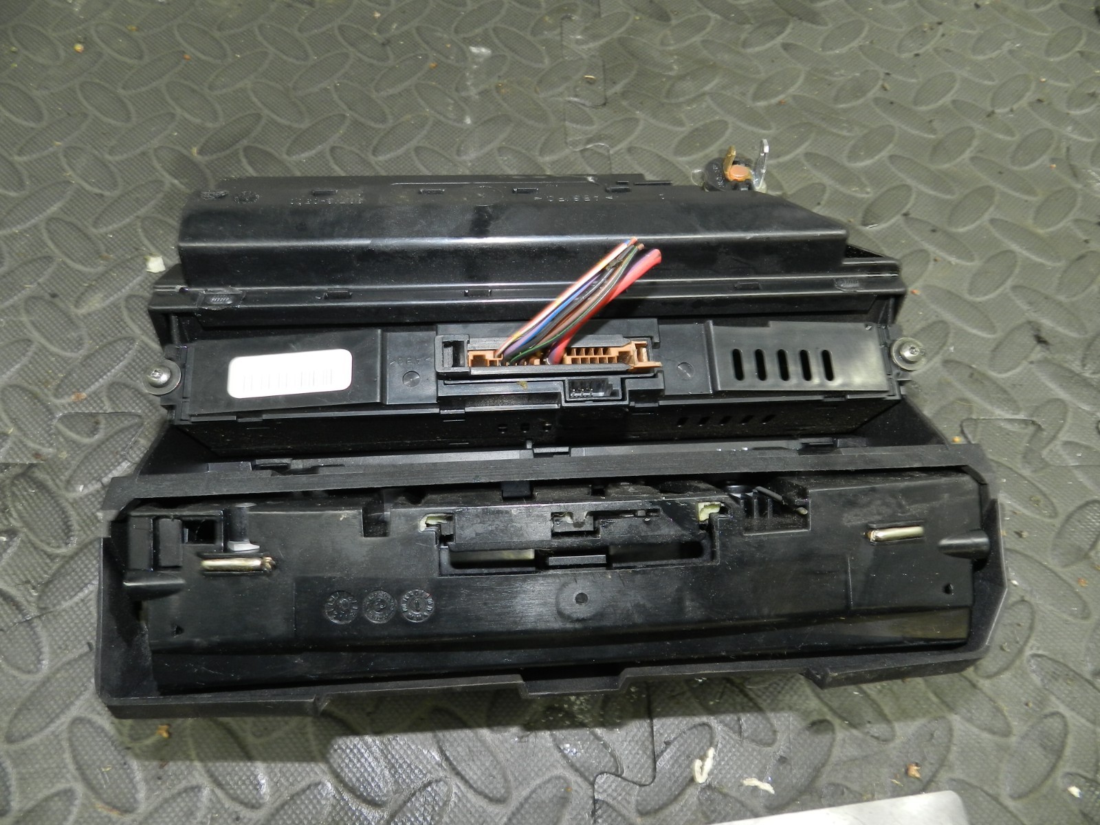 143. 2003 BMW E46 318Ci CONVERTIBLE. ASHTRAY STORAGE POCKET 12V ROOF BUTTONS - Image 4