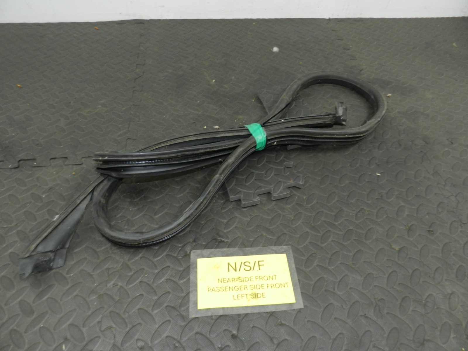 157. 1997 BMW 323I E36 CONVERTIBLE. PASSENGER SIDE DOOR RUBBER SEAL