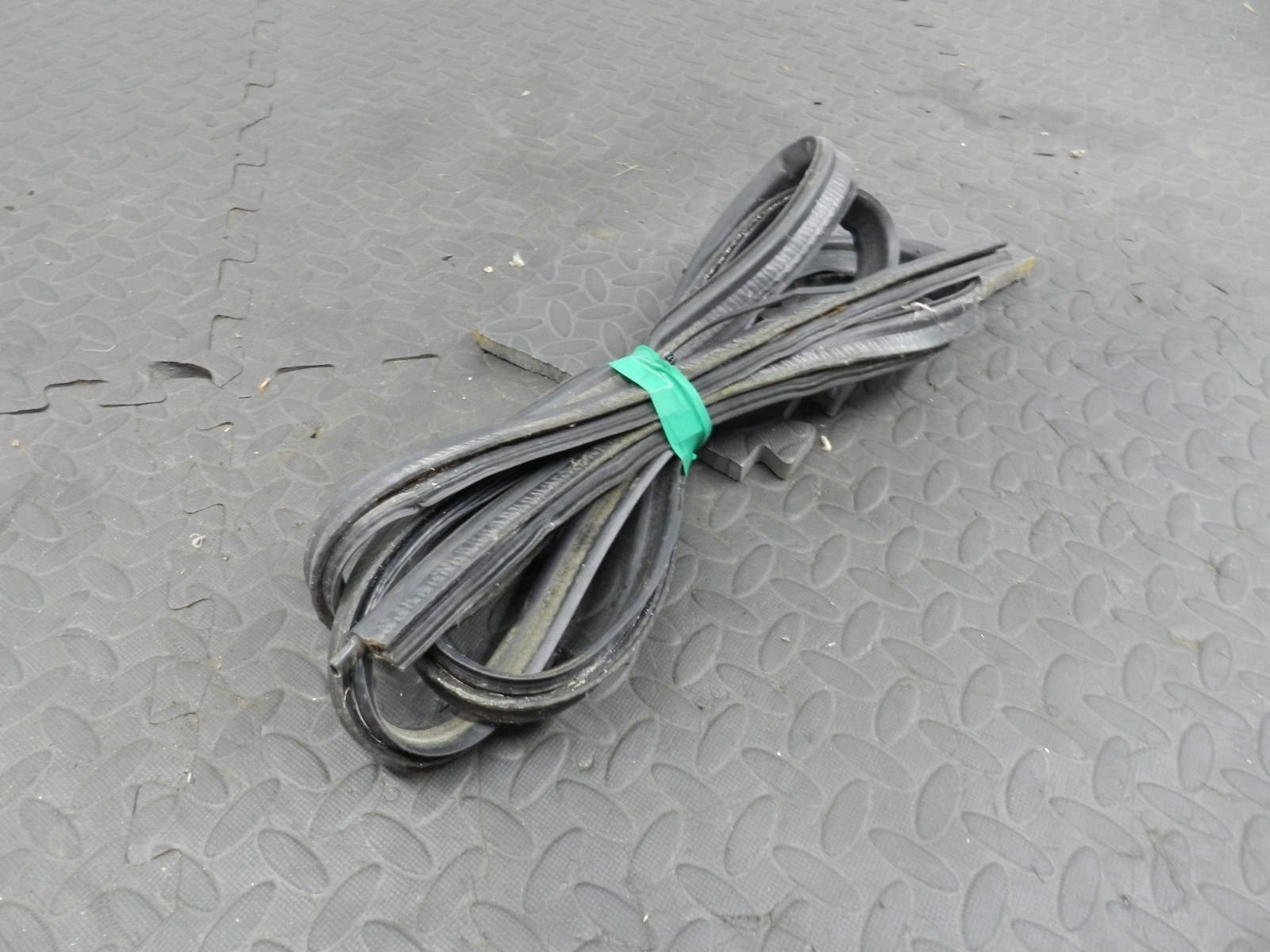 157. 1997 BMW 323I E36 CONVERTIBLE. BOOT LID DOOR RUBBER SEAL - Image 2