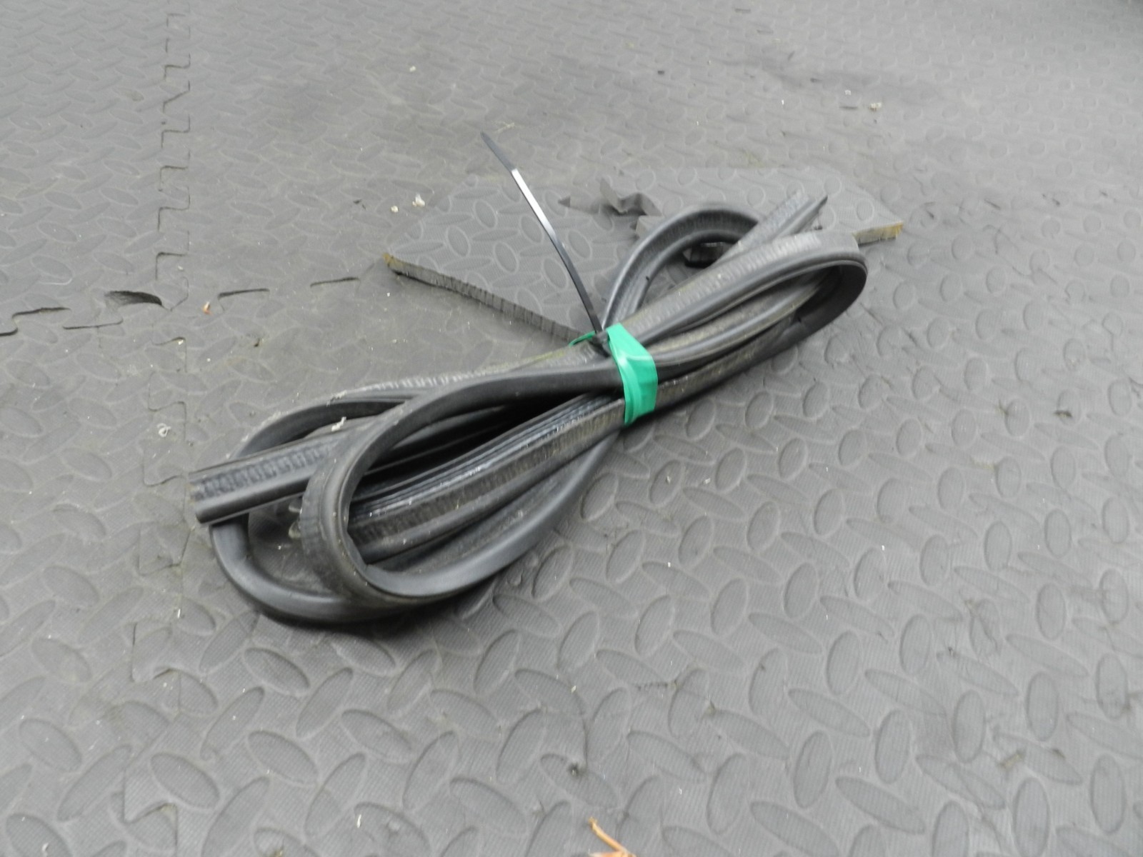 157. 1997 BMW 323I E36 CONVERTIBLE. BOOT LID DOOR RUBBER SEAL - Image 3