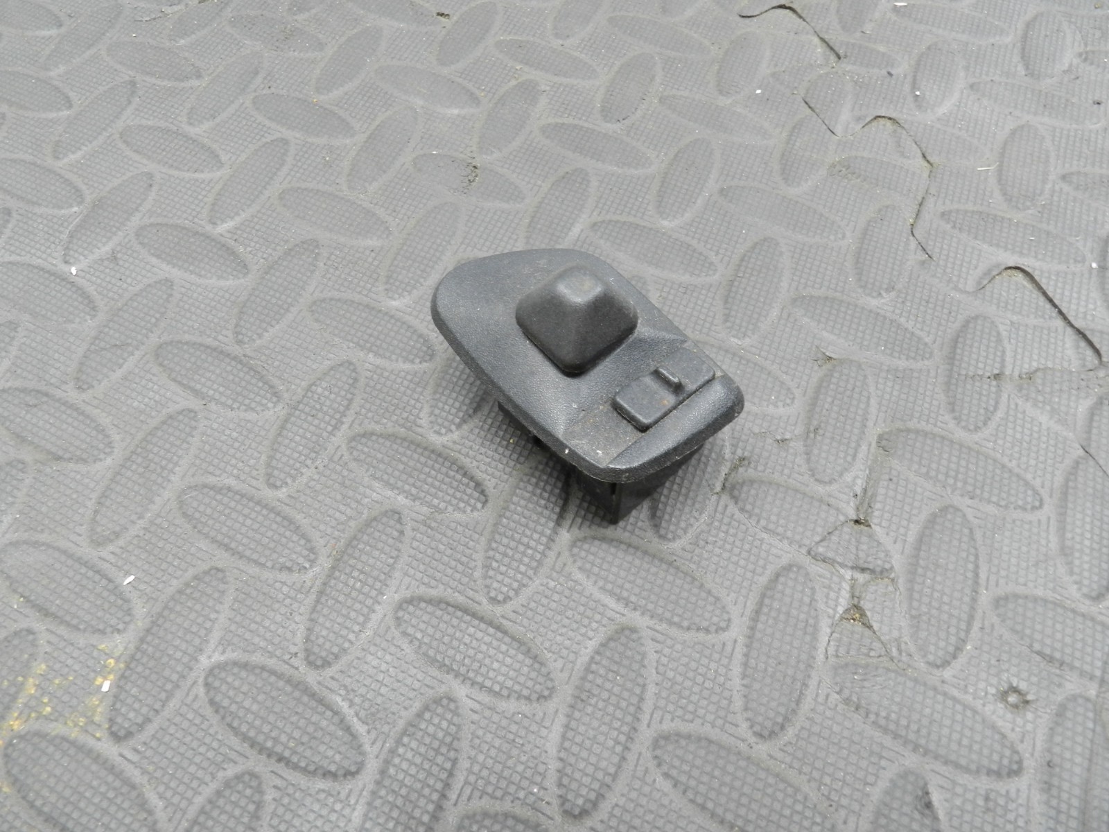 157. 1997 BMW 323I E36 CONVERTIBLE. ELECTRIC MIRROR CONTROL SWITCH