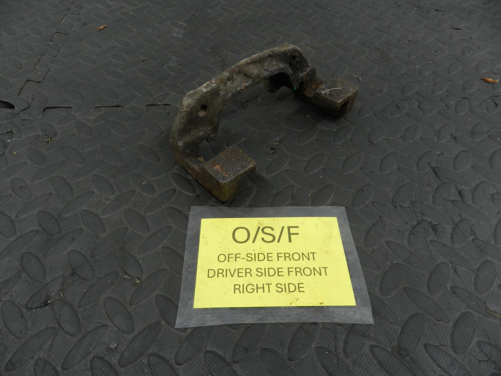 157. 1997 BMW 323I E36 CONVERTIBLE. DRIVER SIDE FRONT BRAKE CARRIER