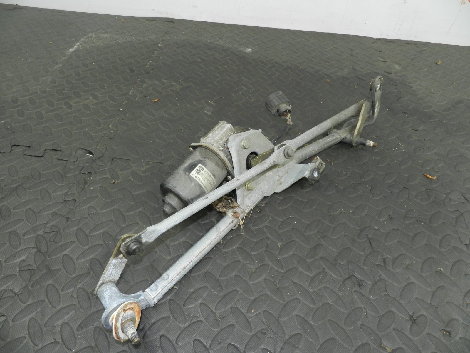 157. 1997 BMW 323I E36 CONVERTIBLE. FRONT WIPER MOTOR AND LINKAGE