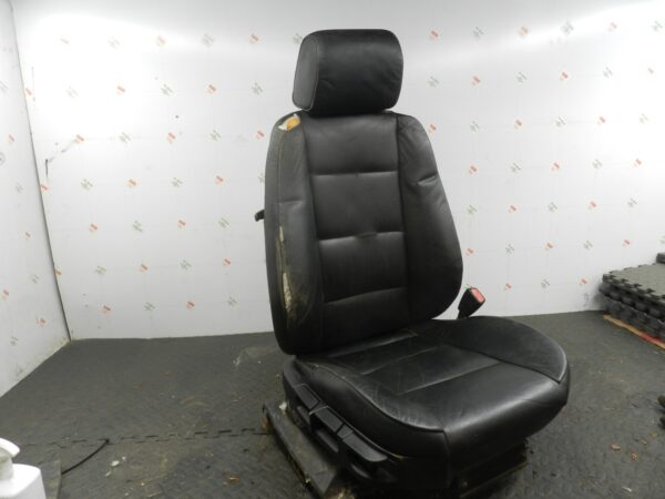 157. 1997 BMW 323I E36 CONVERTIBLE. DRIVER SIDE BLACK LEATHER SEAT DAMAGED