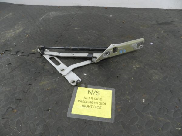 157. 1997 BMW 323I E36 CONVERTIBLE. PASSENGER SIDE BONNET HINGE