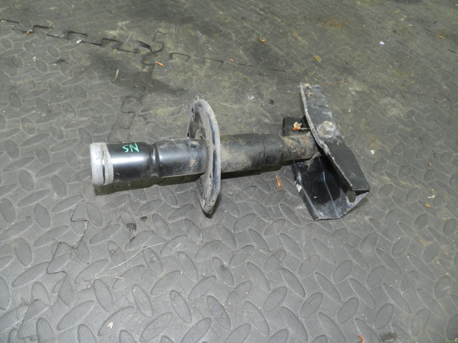 157. 1997 BMW 323I E36 CONVERTIBLE. PASSENGER SIDE FRONT BUMPER SUPPORT 8119257 - Image 3