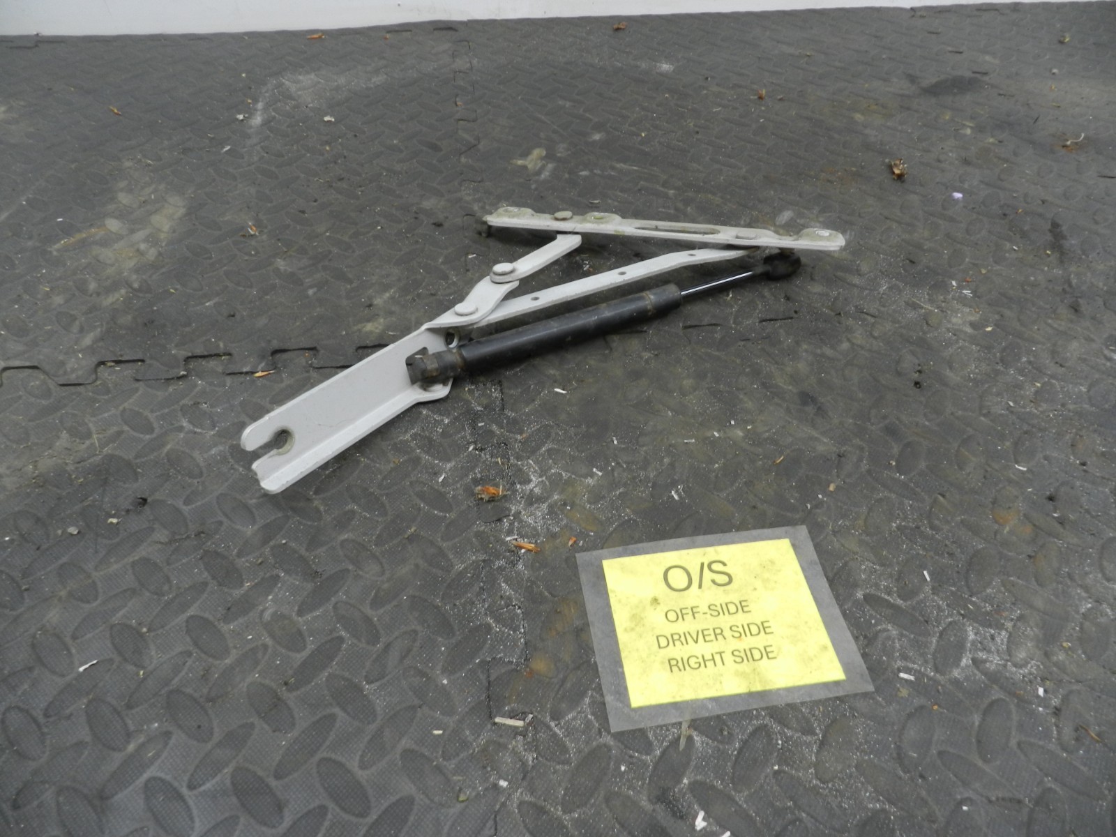 157. 1997 BMW 323I E36 CONVERTIBLE. DRIVER SIDE BONNET HINGE - Image 4