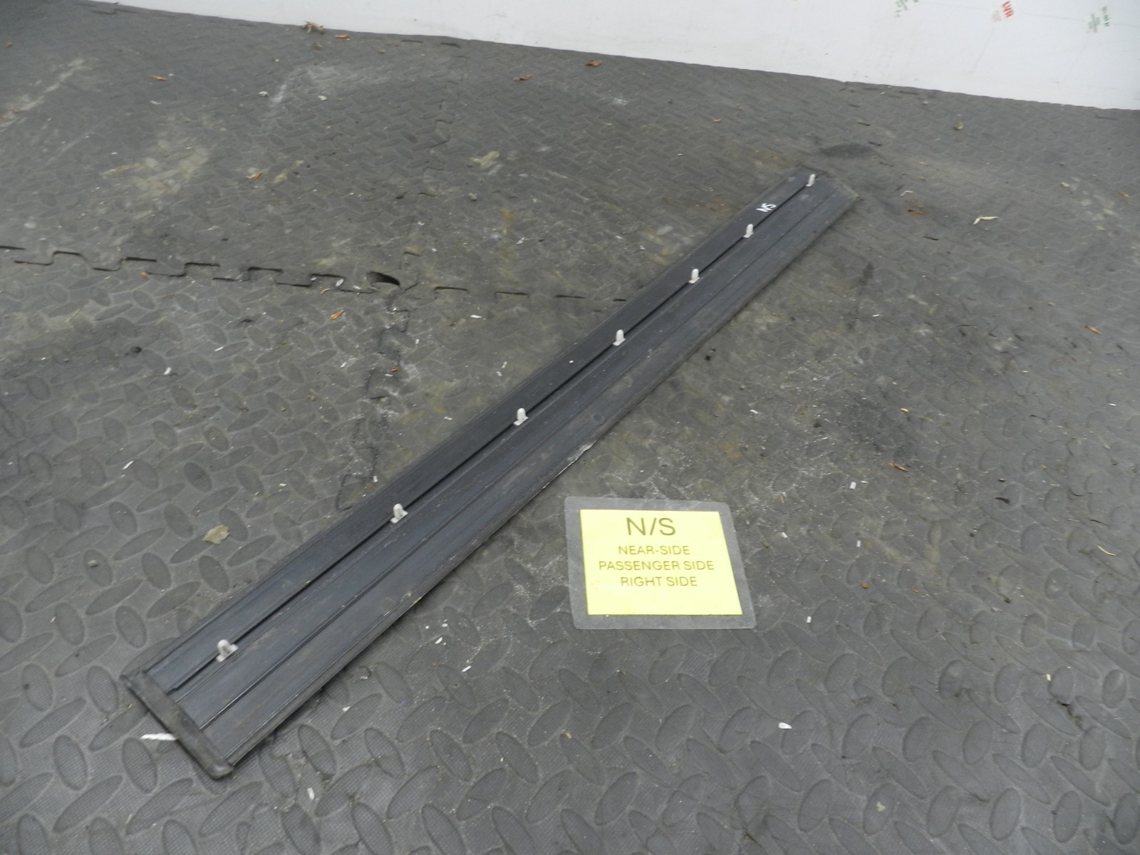 157. 1997 BMW 323I E36 CONVERTIBLE. FLOOR SILL TRIM - Image 2