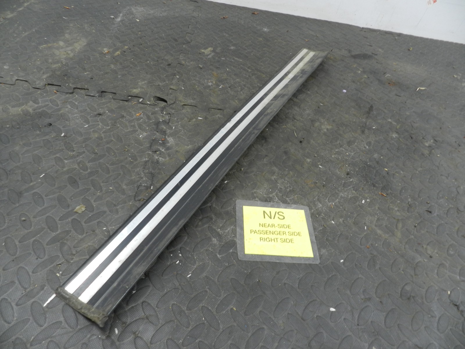 157. 1997 BMW 323I E36 CONVERTIBLE. FLOOR SILL TRIM - Image 3