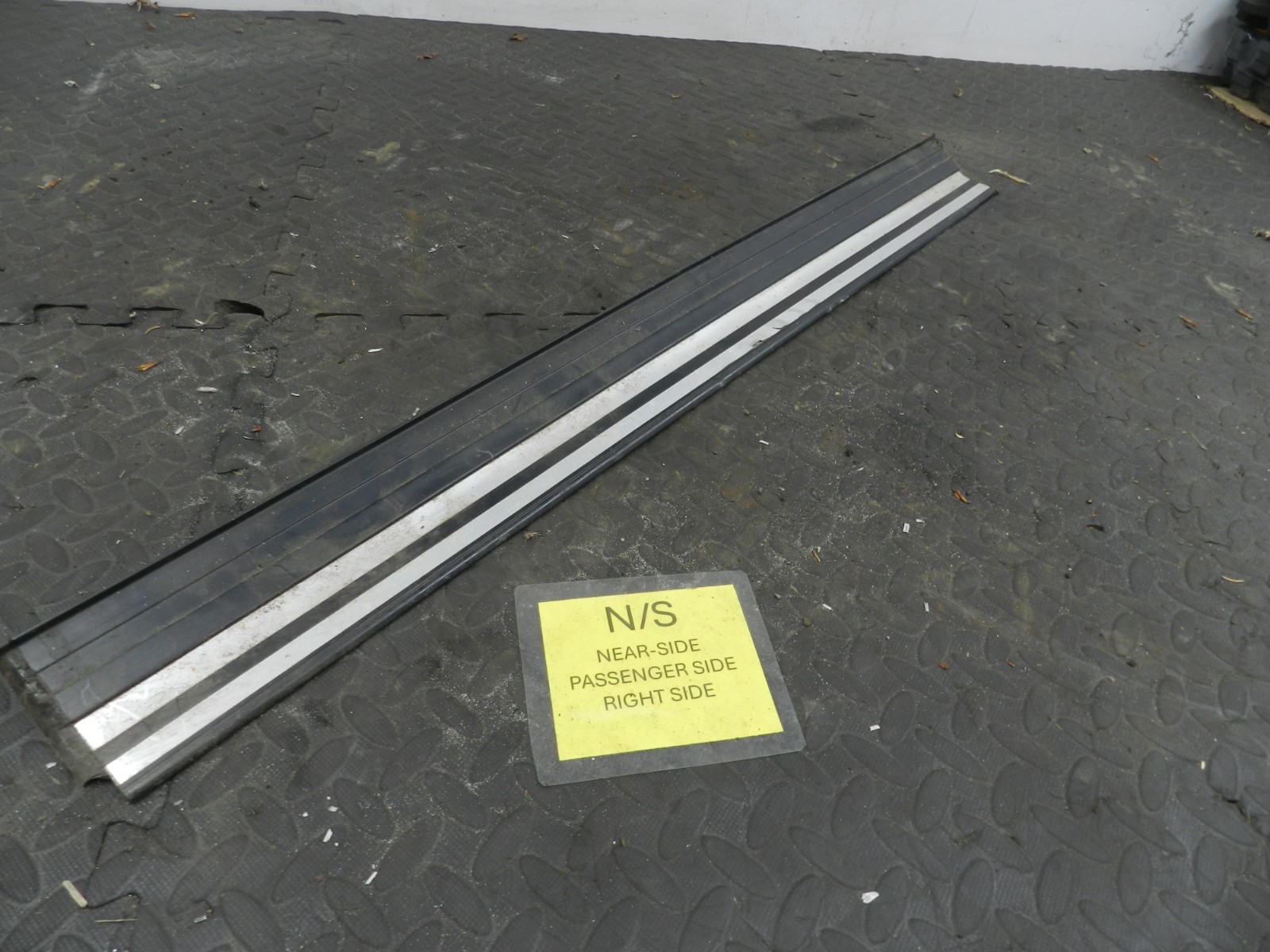 157. 1997 BMW 323I E36 CONVERTIBLE. FLOOR SILL TRIM - Image 4