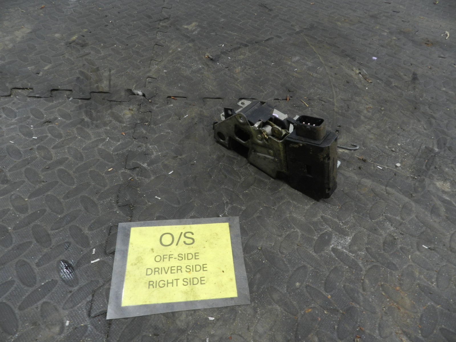 157. 1997 BMW 323I E36 CONVERTIBLE. DRIVER SIDE DOOR LOCK MOTOR MECHANISM - Image 2