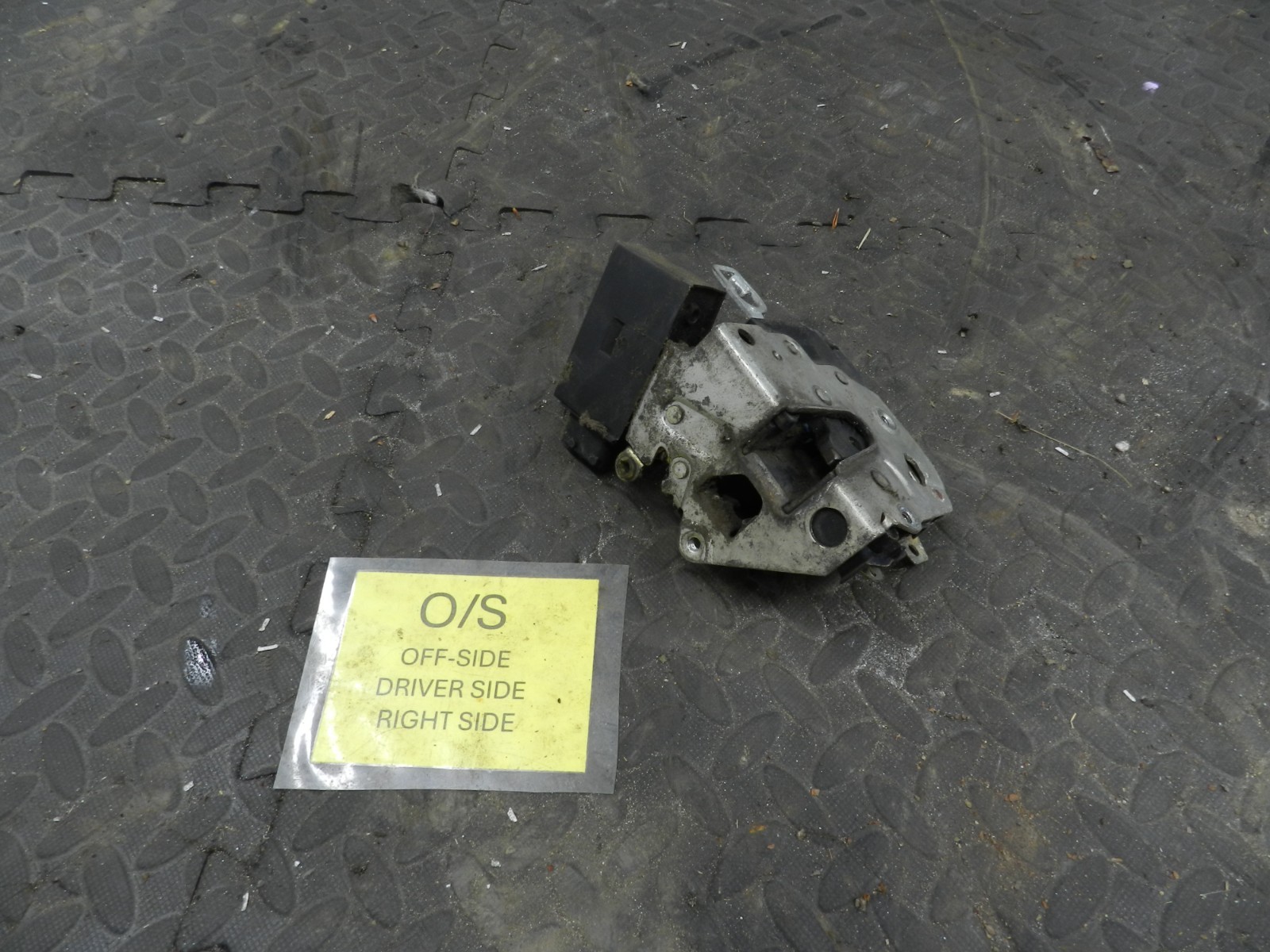 157. 1997 BMW 323I E36 CONVERTIBLE. DRIVER SIDE DOOR LOCK MOTOR MECHANISM - Image 4