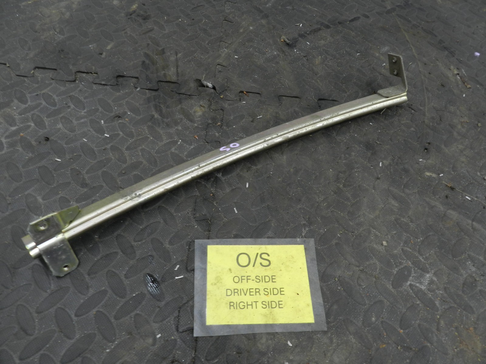 157. 1997 BMW 323I E36 CONVERTIBLE. DRIVER SIDE WINDOW RUNNER GUIDE