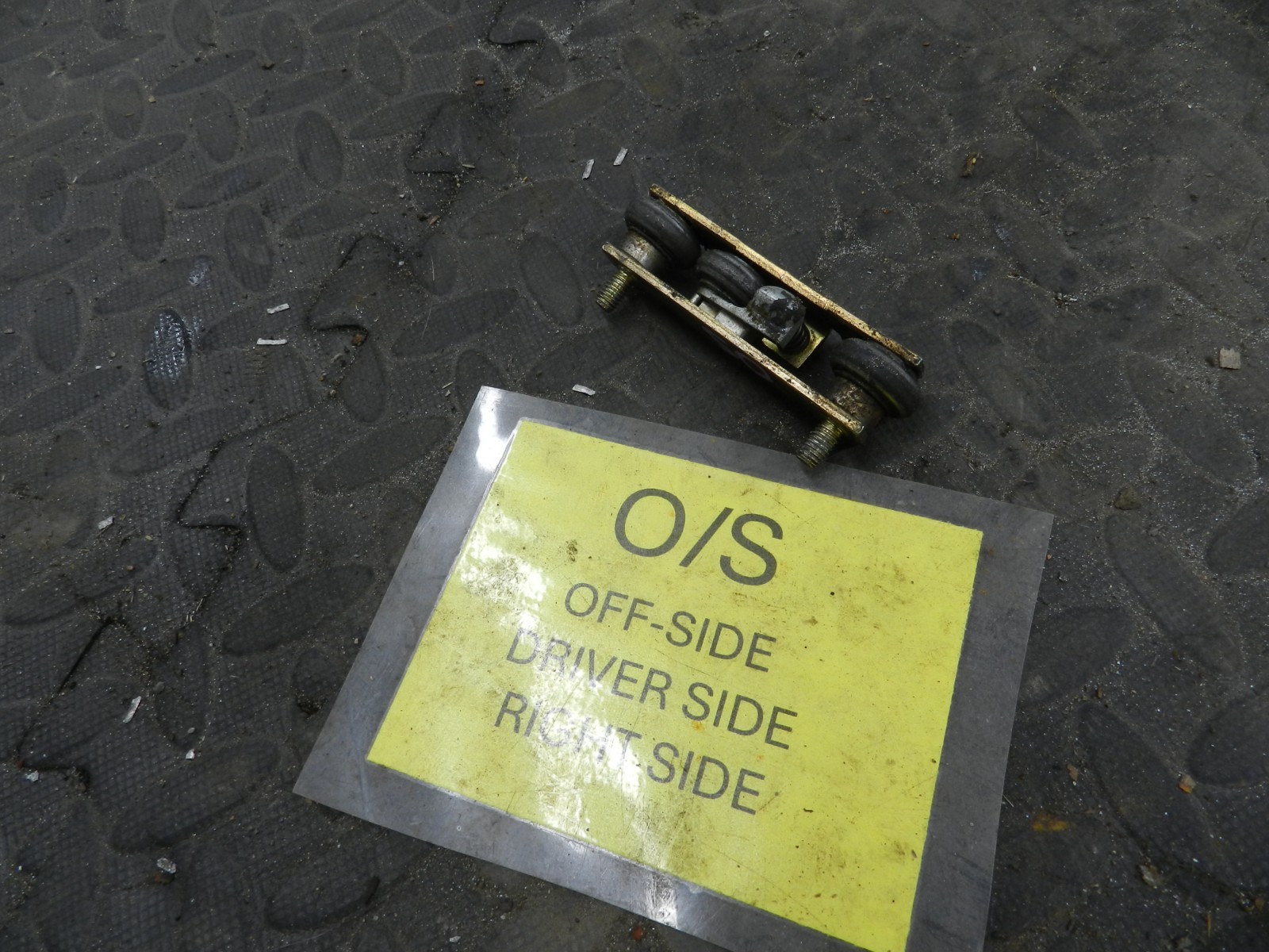 157. 1997 BMW 323I E36 CONVERTIBLE. DRIVER SIDE WINDOW RUNNER - Image 3