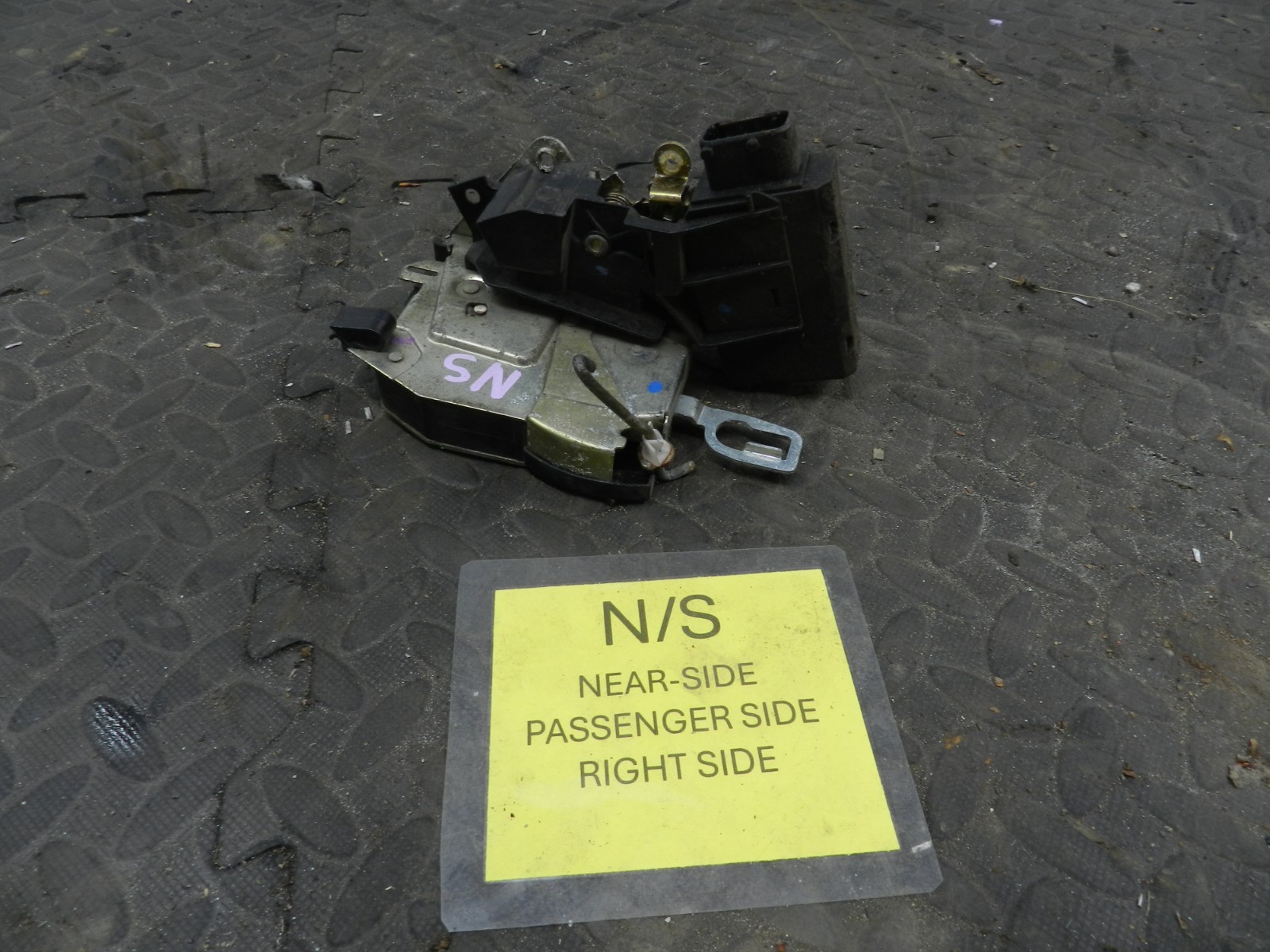 157. 1997 BMW 323I E36 CONVERTIBLE. PASSENGER SIDE DOOR LOCK MOTOR MECHANISM