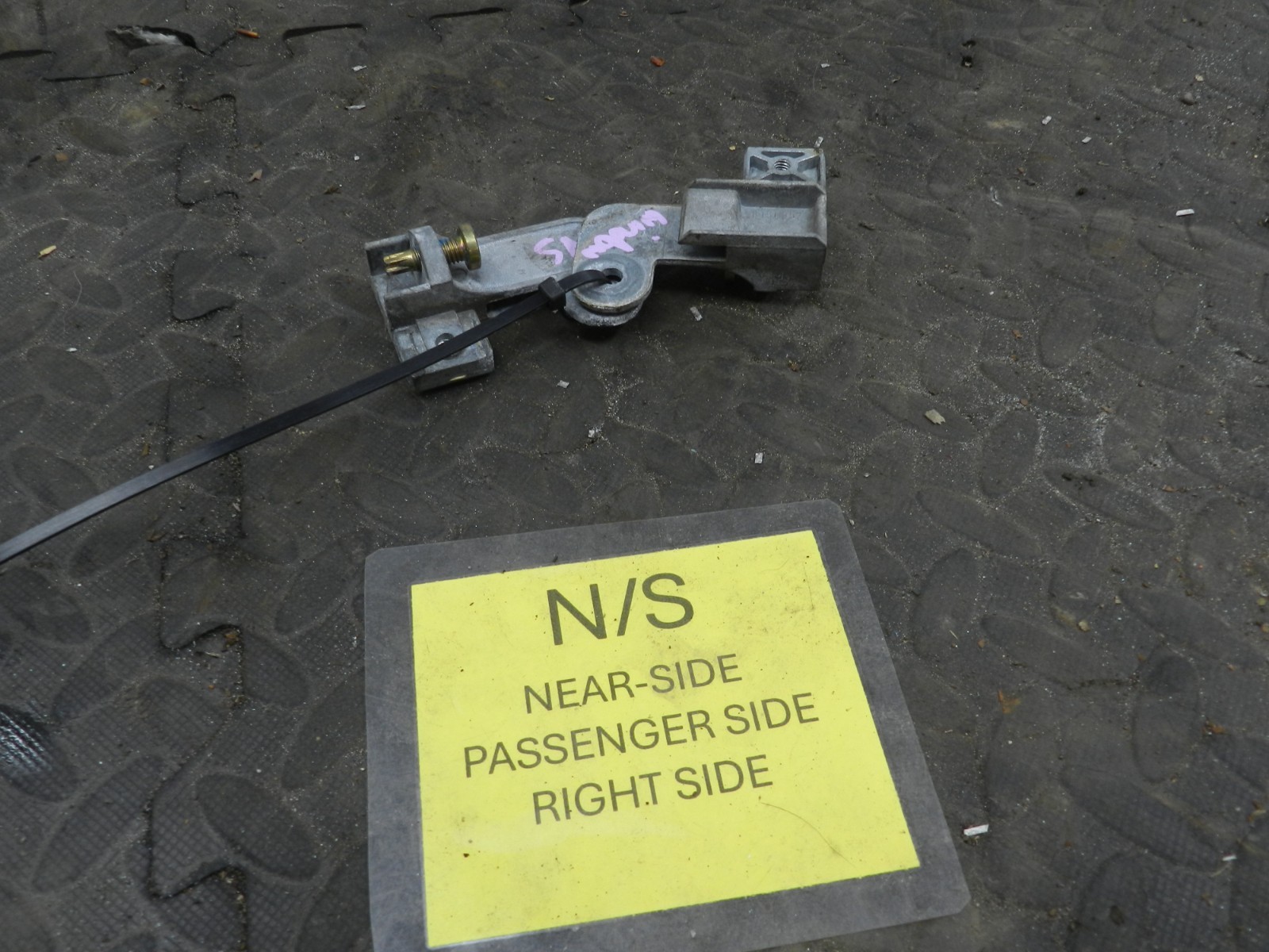 157. 1997 BMW 323I E36 CONVERTIBLE. PASSENGER SIDE WINDOW CLAMPS - Image 2