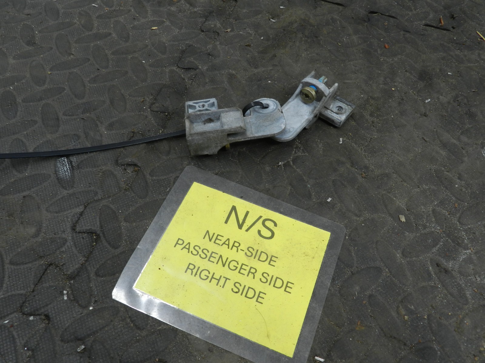 157. 1997 BMW 323I E36 CONVERTIBLE. PASSENGER SIDE WINDOW CLAMPS - Image 3