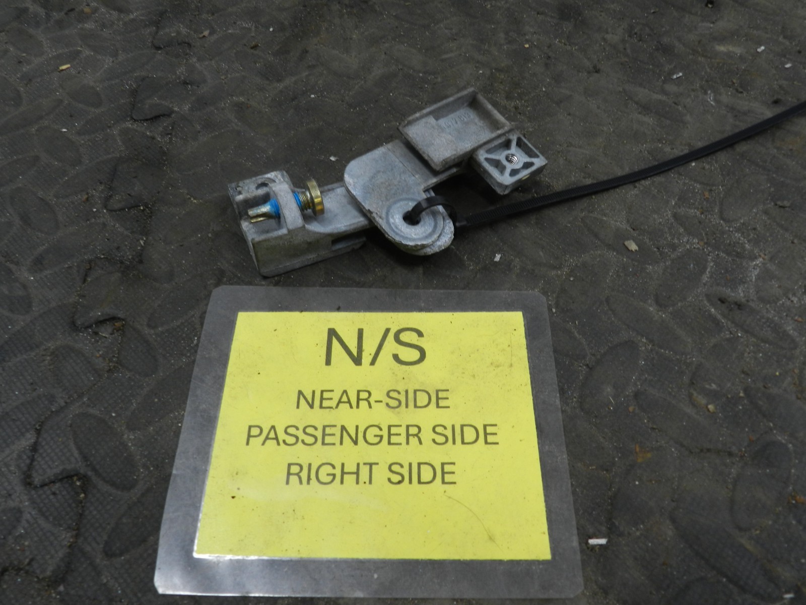 157. 1997 BMW 323I E36 CONVERTIBLE. PASSENGER SIDE WINDOW CLAMPS - Image 4